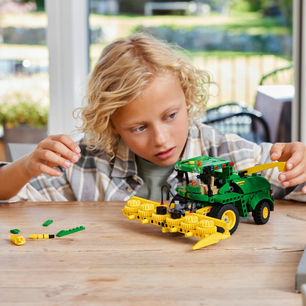 LEGO Technic John Deere 9700 Forage Harvester 42168 - Image 7