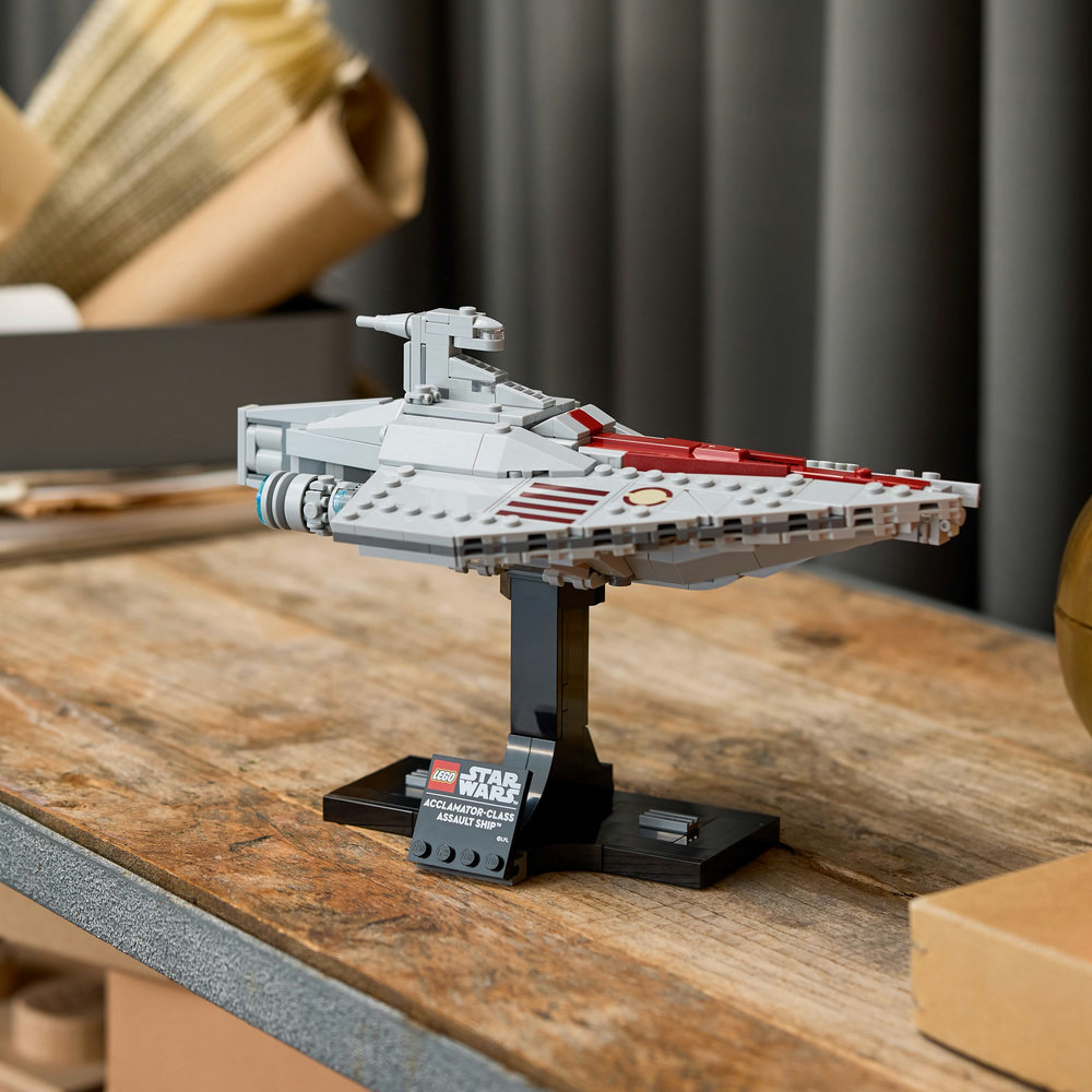 LEGO Star Wars Acclamator-Class Assault Ship, Buildable Starship Model 75404 - Image 11